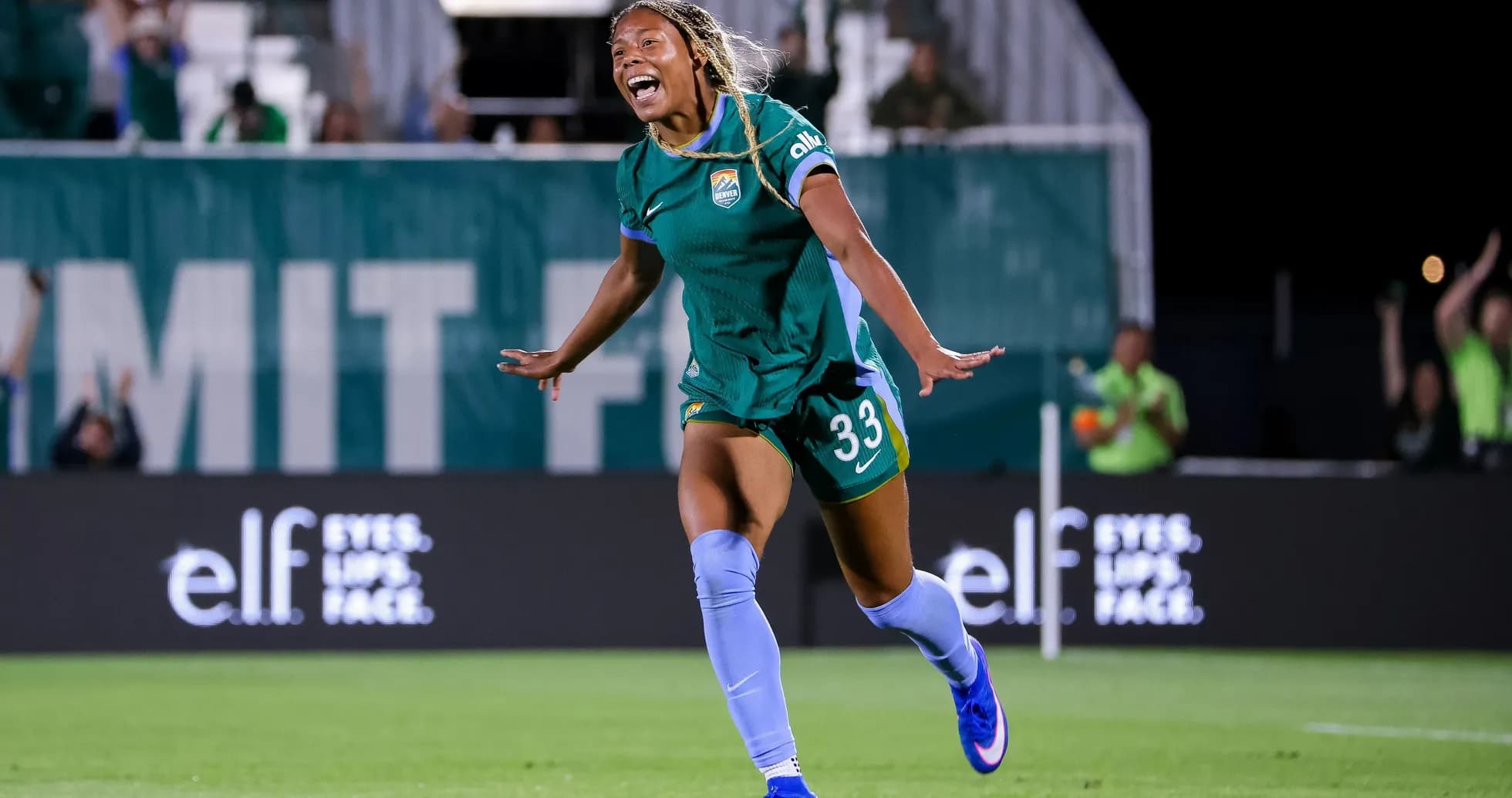 Futbolchi maydonda gollarni nishonlayapti Futbolchi maydonda gollarni nishonlayapti