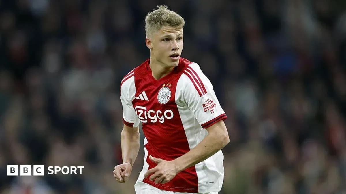 Futbolchi Ajax formasi bilan maydonda harakatlanmoqda Futbolchi Ajax formasi bilan maydonda harakatlanmoqda