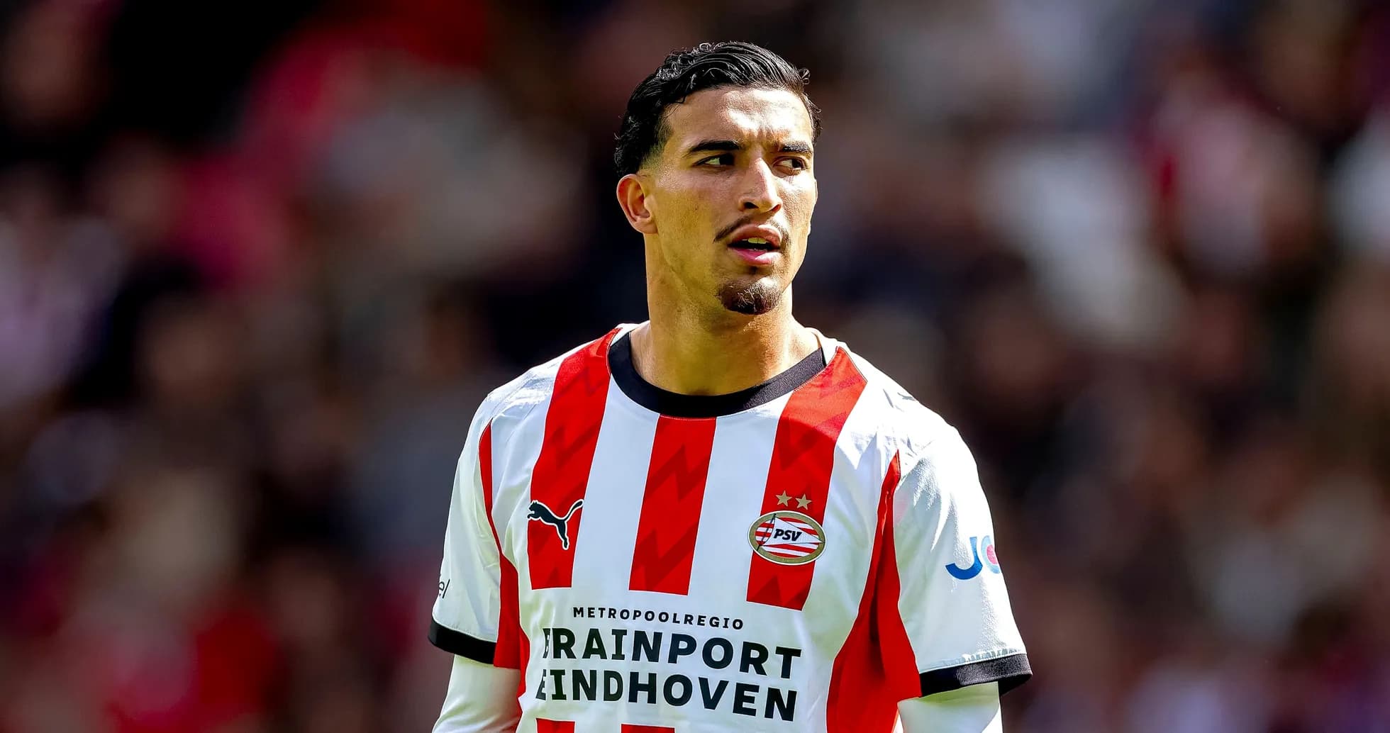 Futbolchi PSV formasida o'yin maydonida Futbolchi PSV formasida o'yin maydonida