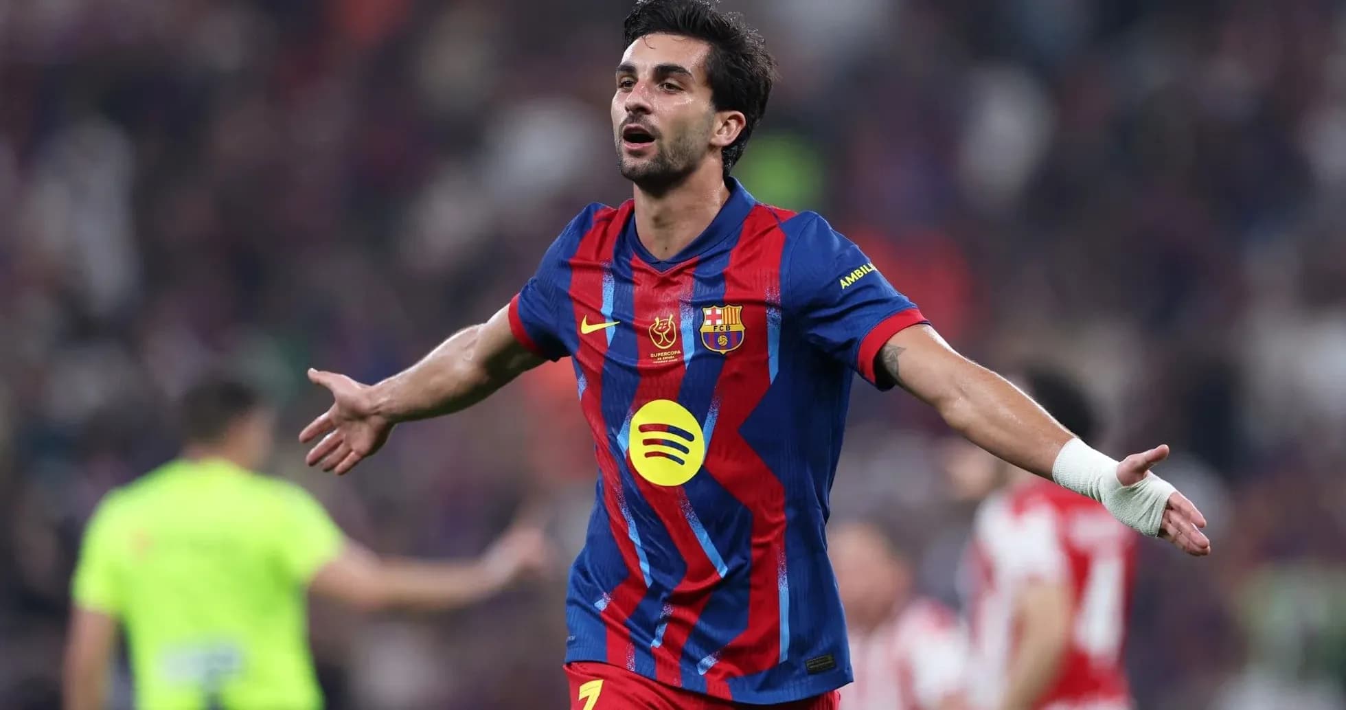 Futbolchi gol urganidan keyin nishonlayapti Futbolchi gol urganidan keyin nishonlayapti
