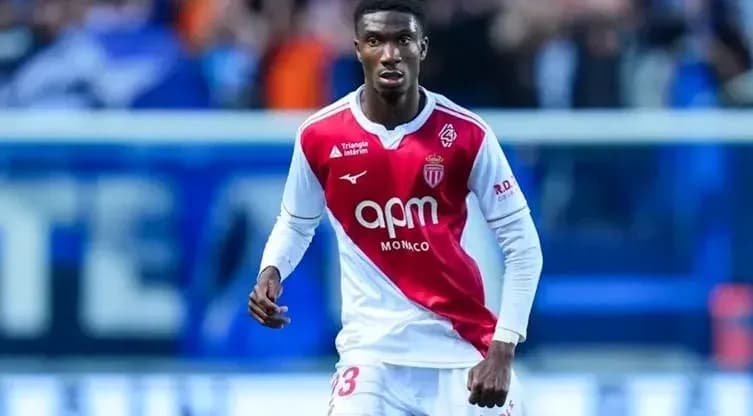 Futbolchi AS Monaco formasida maydonda Futbolchi AS Monaco formasida maydonda