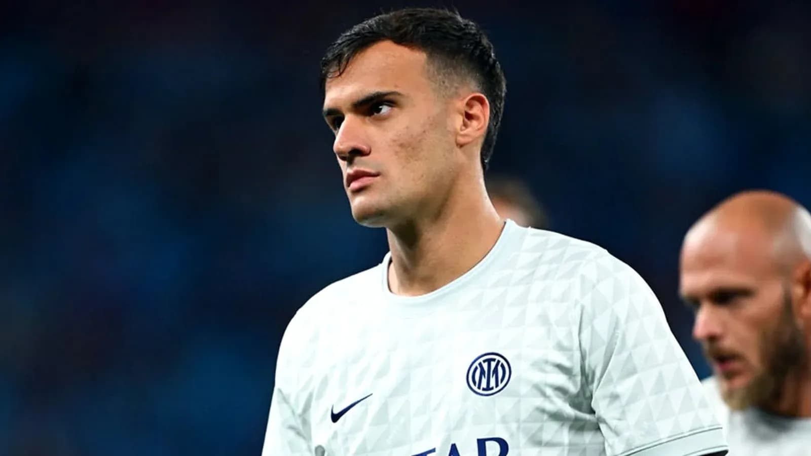 Futbolchi maydonida jamoa formasida turibdi Futbolchi maydonida jamoa formasida turibdi