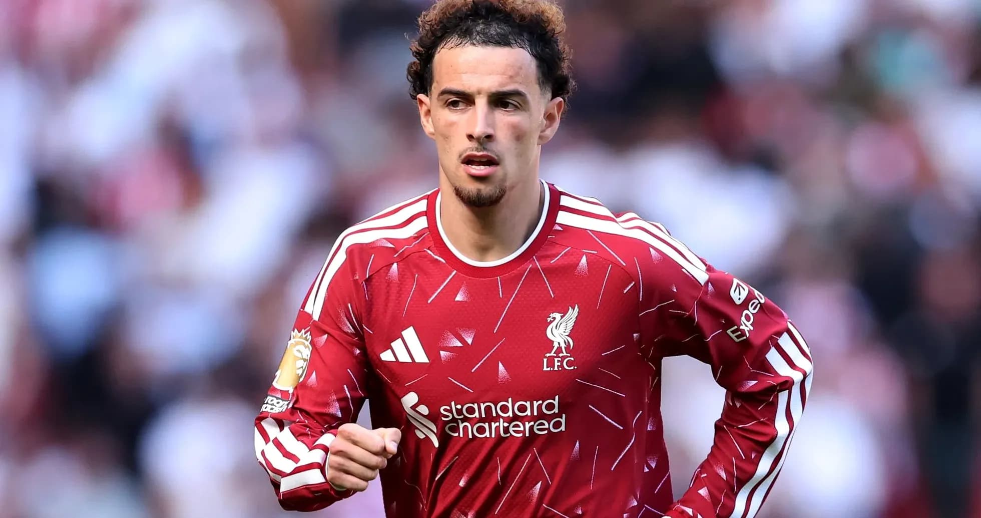 Futbolchi Liverpool formasi bilan maydonda harakatda Futbolchi Liverpool formasi bilan maydonda harakatda