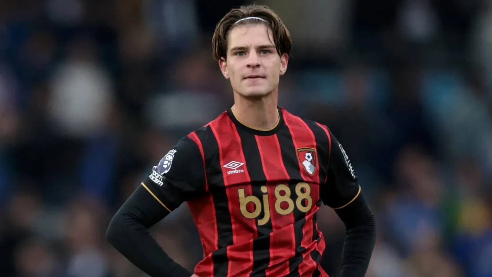 Futbolchi Bournemouth formasi kiyimida turibdi Futbolchi Bournemouth formasi kiyimida turibdi