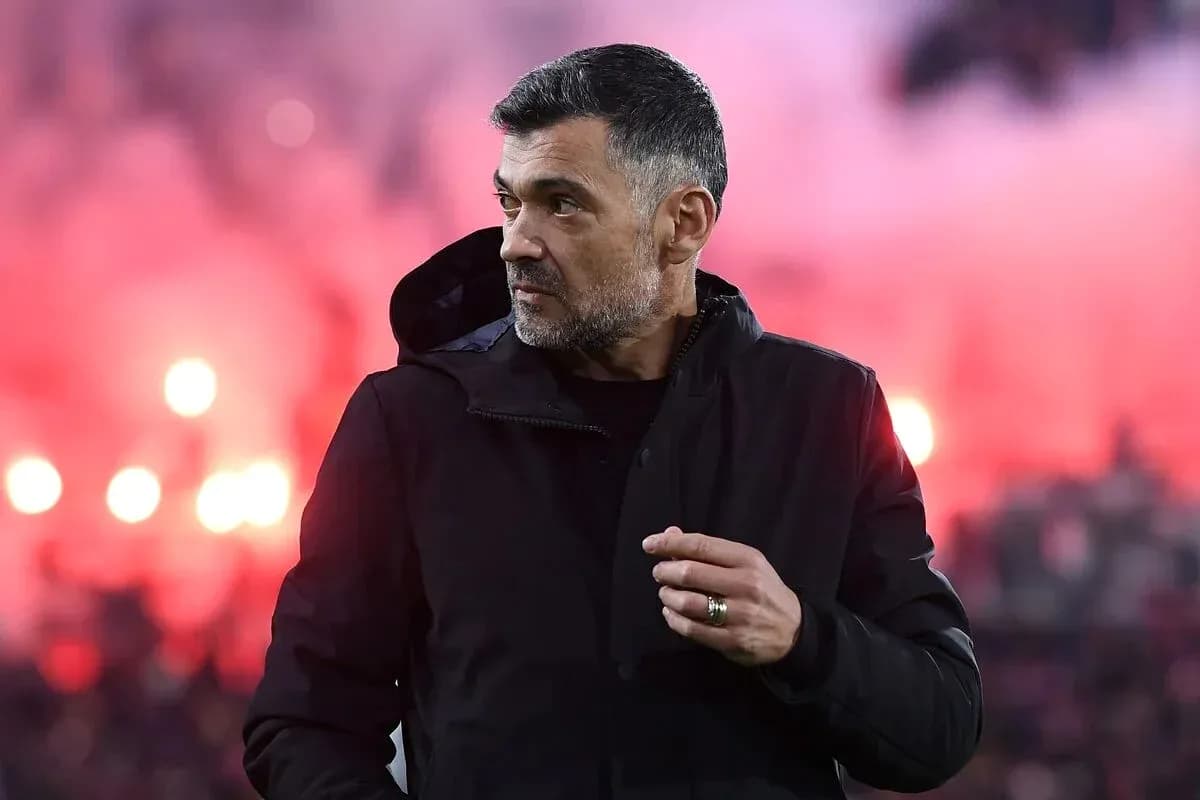 Trener stadiumda o'yin oldidan tayyorgarlik ko'rmoqda Trener stadiumda o'yin oldidan tayyorgarlik ko'rmoqda