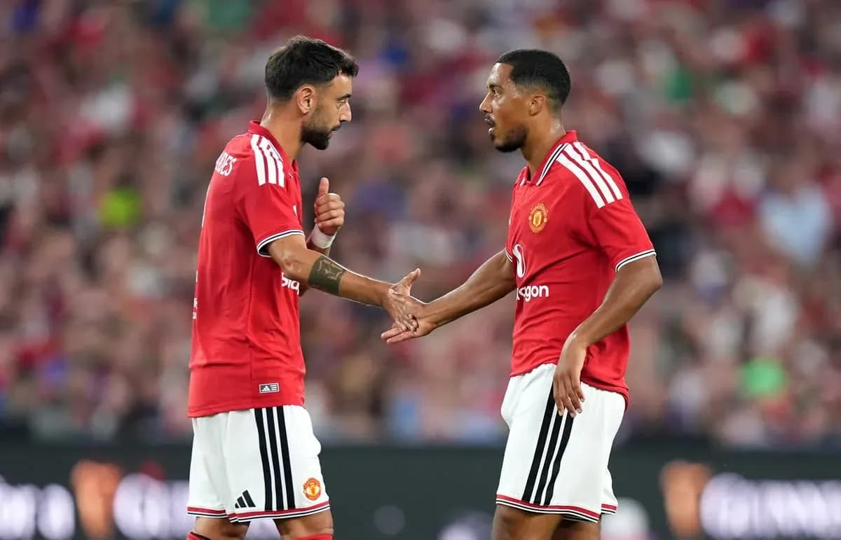 Bruno Fernandes and teammate discussing on the pitch Bruno Fernandes and teammate discussing on the pitch