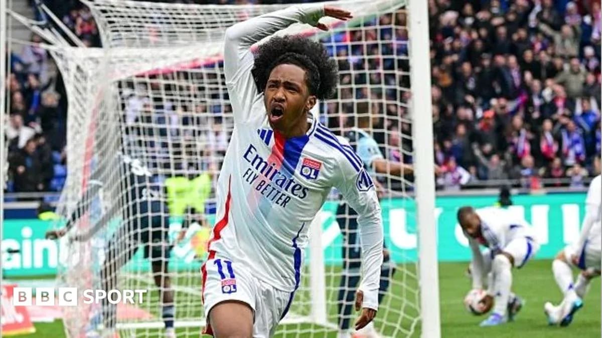 O'Lyon futbolchisi gol urishidan keyin nishonlamoqda O'Lyon futbolchisi gol urishidan keyin nishonlamoqda